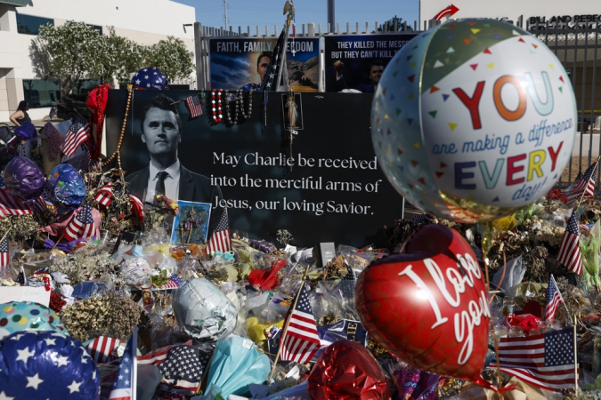 Memorial improvisado para o ativista conservador Charlie Kirk em frente à sede da Turning Point USA em Phoenix, Arizona