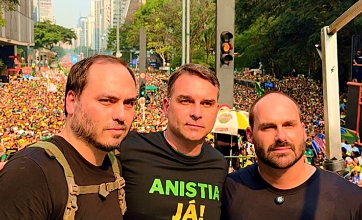 Carlos, Flávio e Eduardo Bolsonaro durante manifestação pela anistia em 7 de Setembro de 2024