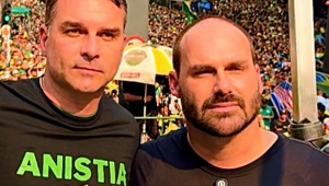 Carlos, Flávio e Eduardo Bolsonaro durante manifestação pela anistia em 7 de Setembro de 2024