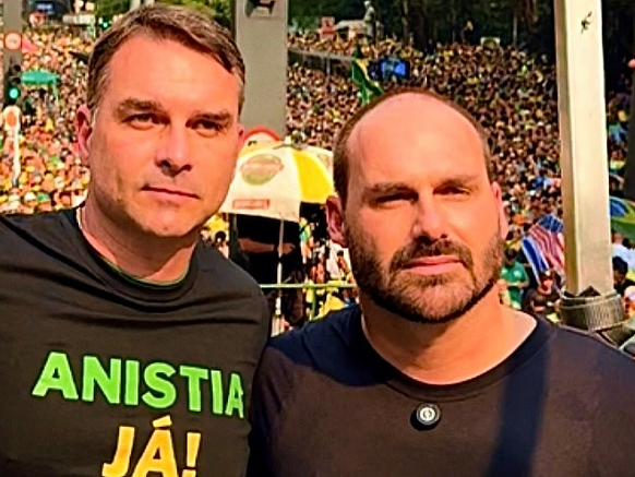 Carlos, Flávio e Eduardo Bolsonaro durante manifestação pela anistia em 7 de Setembro de 2024