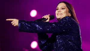 Jessie J faz discurso emocionante sobre tratamento de câncer de mama em show no The Town