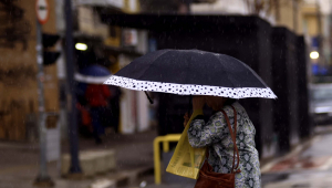 Pedestres enfrentam clima frio e chuvoso na região de Campinas, interior de São Paulo, nesta segunda-feira, 22. O Instituto Nacional de Meteorologia (Inmet) emitiu alerta laranja para risco de alagamentos, queda de árvores e transtornos no trânsito. As temperaturas variam entre 16°C e 24°C. 22/09/2025 - Foto: DENNY CESARE/CÓDIGO19/ESTADÃO CONTEÚDO