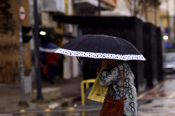 Pedestres enfrentam clima frio e chuvoso na região de Campinas, interior de São Paulo, nesta segunda-feira, 22. O Instituto Nacional de Meteorologia (Inmet) emitiu alerta laranja para risco de alagamentos, queda de árvores e transtornos no trânsito. As temperaturas variam entre 16°C e 24°C. 22/09/2025 - Foto: DENNY CESARE/CÓDIGO19/ESTADÃO CONTEÚDO