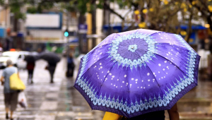 Pedestres enfrentam clima frio e chuvoso na região de Campinas, interior de São Paulo
