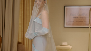 Chloë Grace Moretz exibe o vestido azul usado na cerimônia de casamento com a modelo Kate Harrison