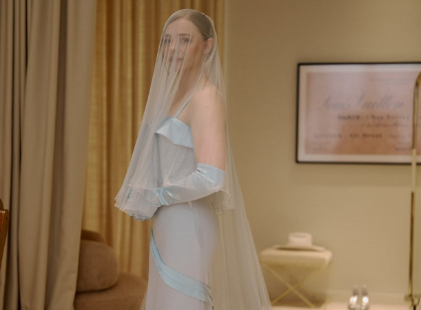 Chloë Grace Moretz exibe o vestido azul usado na cerimônia de casamento com a modelo Kate Harrison