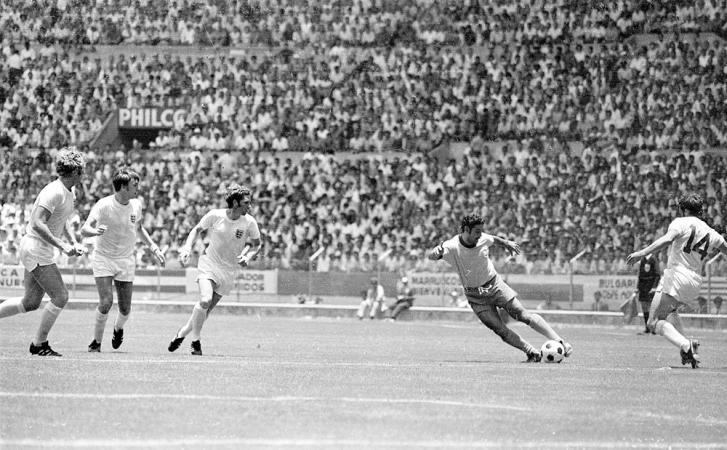 Rivelino dribla o marcador inglês Thomas Wright durante partida entre Brasil e Inglaterra