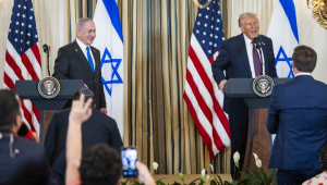 O presidente dos EUA, Donald Trump (à direita), e o primeiro-ministro israelense, Benjamin Netanyahu (à esquerda), realizam uma coletiva de imprensa conjunta no Salão de Jantar de Estado da Casa Branca, em Washington, D.C., EUA, em 29 de setembro de 2025. Durante o encontro, Trump pressionou Netanyahu a aceitar um acordo de paz para pôr fim à guerra em curso em Gaza e para que o Hamas libertasse os reféns restantes. EFE/EPA/JIM LO SCALZO / POOL