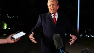 O presidente dos EUA, Donald Trump, conversa com repórteres antes de embarcar