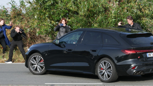 Christian B., suspeito no caso da menina britânica Maddie McCann, sai de carro após ser libertado de uma prisão de alta segurança em Sehnde, na Alemanha