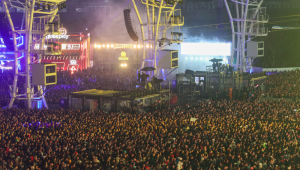 Público assiste a banda Bad Religion, que se apresenta no Palco Skyline na edição 2025 do festival The Town