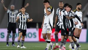 Santi Rodríguez comemora seu gol com Montoro, durante partida contra o Atlético-MG, no Nilton Santos, pelo Campeonato Brasileiro