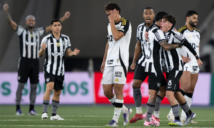 Santi Rodríguez comemora seu gol com Montoro, durante partida contra o Atlético-MG, no Nilton Santos, pelo Campeonato Brasileiro