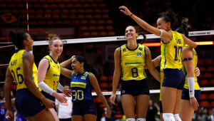 Brasil bate França e se classifica às semifinais do Mundial de vôlei feminino