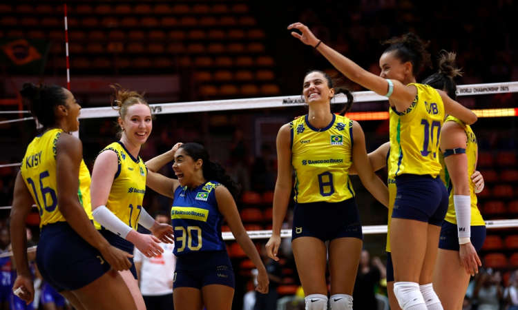 Em jogo tenso, Brasil bate França e vai às semifinais do Mundial de vôlei feminino