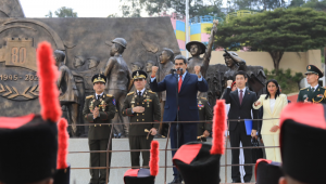 Nicolás Maduro garante que Venezuela seguirá 'de pé' e com 'fé inabalável na vitória' diante da ofensiva dos EUA