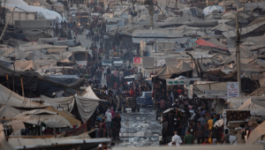 Palestinos deslocados do norte da Faixa de Gaza fogem com seus pertences para um campo de deslocados, a oeste da Cidade de Gaza