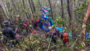 Equipes de resgate buscam as vítimas do acidente na Indonésia entre os destroços do helicóptero, consumido por um incêndio