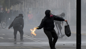 Marcha anual em Santiago em memória das vítimas da ditadura de Augusto Pinochet terminou em confrontos com a polícia e a detenção de pelo menos 17 pessoas