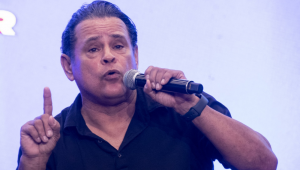 Ator americano Raymond Cruz é preso, acusado de agredir a filha dos vizinhos com uma mangueira de jardinagem