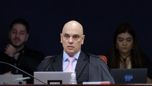 Alexandre de Moraes destaca que Bolsonaroresponde pelos atos golpistas de 8 de janeiro de 2023, apesar de não estar na invasão às sedes dos Três Poderes