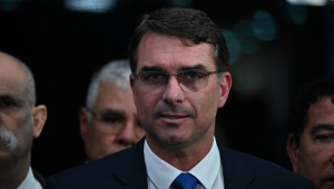 Flávio Bolsonaro faz ataques ao magistrado e tenta desacreditar o julgamento na Corte