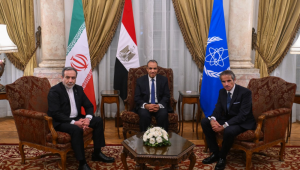 Ministro das Relações Exteriores do Egito, Badr Abdelatty (centro), encontra-se com seu homólogo iraniano, Abbas Araqchi (esq.), e com o Diretor-Geral da Agência Internacional de Energia Atômica (AIEA), Rafael Grossi, no Cairo