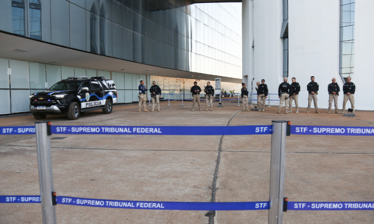 Movimento de policiais em frente ao Supremo Tribunal Federal (STF), na manhã desta quarta-feira (10)