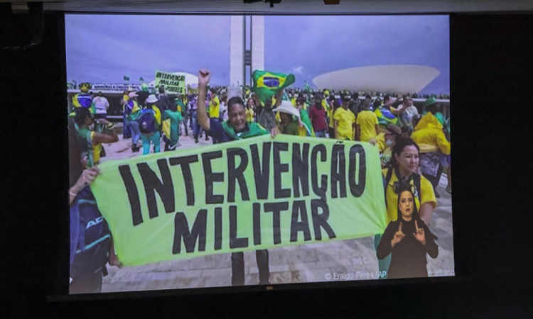Imagem de um vídeo apresentado por Alexandre de Moraes durante julgamento de Bolsonaro e aliados
