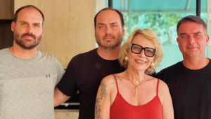 Rogéria Bolsonaro com seus três filhos: Eduardo, Carlos e Flávio Bolsonaro