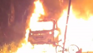 Carro suspeito de ter sido utilizado na execução do ex-delegado-geral da Polícia Civil de São Paulo foi encontrado incendiado