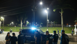Movimentação policial na Avenida Doutor Roberto de Almeida Vinhas, em Praia Grande, no litoral sul de São Paulo, onde o ex-delegado-geral Ruy Ferraz Fontes foi assassinado