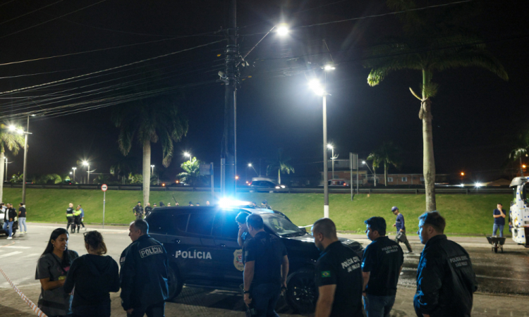 Movimentação policial na Avenida Doutor Roberto de Almeida Vinhas, em Praia Grande, no litoral sul de São Paulo, onde o ex-delegado-geral Ruy Ferraz Fontes foi assassinado