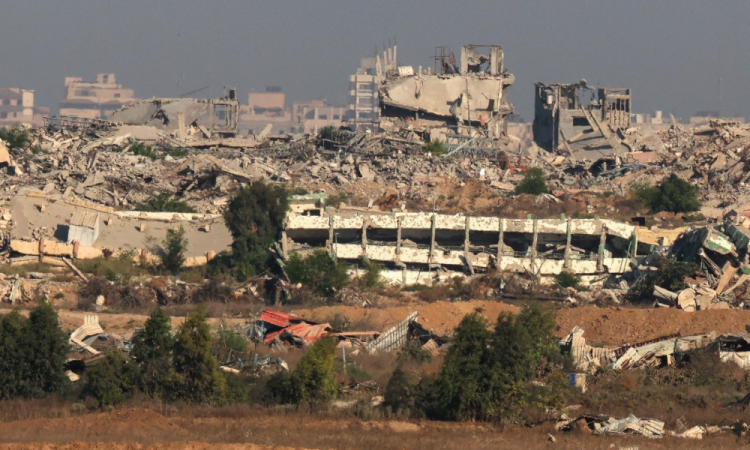 Fronteira de Israel com a Faixa de Gaza, com edifícios destruídos no território palestino