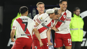 Ignacio Fernandez comemora após marcar o segundo gol do River Plate com Sebastian Driussi, Maximiliano Salas e o meio-campista Giuliano Galoppo, durante partida do Torneio Clausura, entre Estudiantes de la Plata e River Plate no Estádio Jorge Luis Hirschi em La Plata
