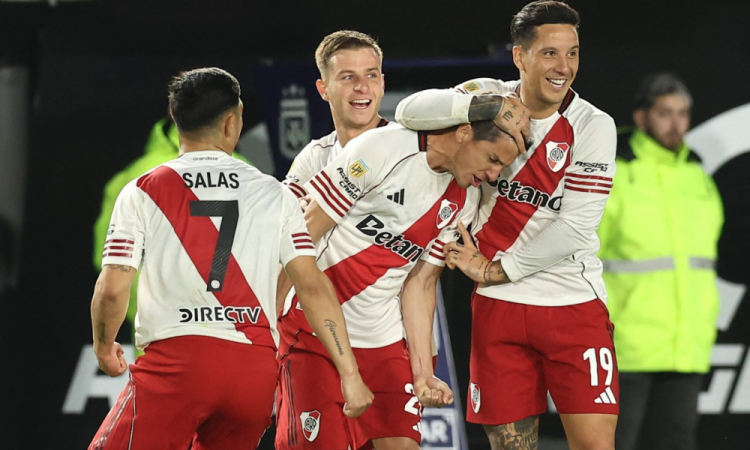 Ignacio Fernandez comemora após marcar o segundo gol do River Plate com Sebastian Driussi, Maximiliano Salas e o meio-campista Giuliano Galoppo, durante partida do Torneio Clausura, entre Estudiantes de la Plata e River Plate no Estádio Jorge Luis Hirschi em La Plata