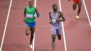Alison dos Santos e o americano Rai Benjamin competem na semifinal dos 400 m com barreiras masculino durante o Campeonato Mundial de Atletismo em Tóquio
