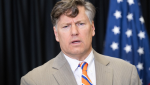 Vice-secretário de Estado dos EUA, Christopher Landau, fala à imprensa após receber o primeiro grupo de africâneres da África do Sul para reassentamento, no Aeroporto Internacional Washington Dulles, em Dulles