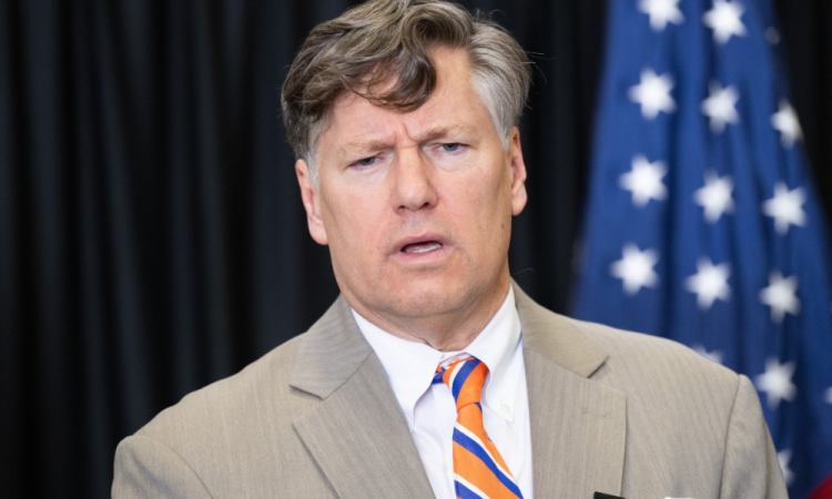 Vice-secretário de Estado dos EUA, Christopher Landau, fala à imprensa após receber o primeiro grupo de africâneres da África do Sul para reassentamento, no Aeroporto Internacional Washington Dulles, em Dulles