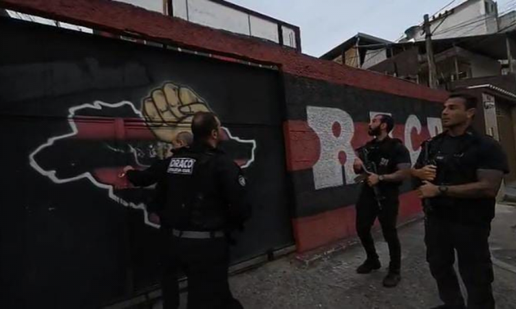 Agentes cumprem mandados de busca e apreensão contra 39 alvos em diferentes endereços, incluindo as sedes das principais uniformizadas de Botafogo, Flamengo, Fluminense e Vasco