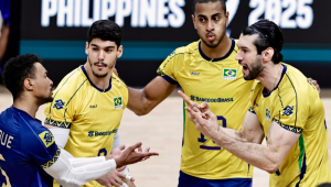 Jogadores do Brasil, durante partida da fase de grupos entre Brasil e Sérvia no Campeonato Mundial Masculino de Voleibol