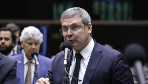 Líder do PT na Câmara, Lindbergh Farias, aciona o STF contra a PEC da Blindagem