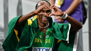 Alison dos Santos conquista a medalha de prata na prova dos 400 metros com barreiras no mundial de atletismo, em Tóquio