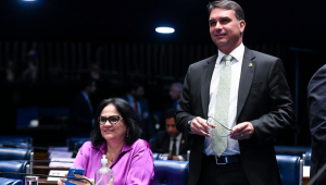 Damares Alves e Flávio Bolsonaro no plenário do Senado Federal