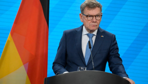 Ministro das Relações Exteriores alemão, Johann Wadephul, ouve uma pergunta durante uma coletiva de imprensa após conversas com o ministro sueco no Ministério das Relações Exteriores, em Berlim