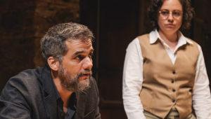 Wagner Moura retornará ao teatro após 16 anos, para a peça Um Julgamento - depois do Inimigo do Povo, que é interativa e com finais alternativos
