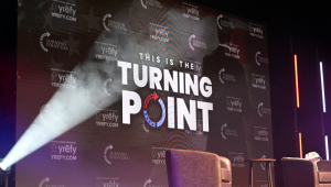Logotipo da Turning Point USA é visto no palco durante uma parada da 'American Comeback Tour', no Burruss Hall da Universidade Virgina Tech