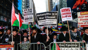 Cerca de duas mil pessoas marcham em Nova York contra a presença Benjamin Netanyahu, na Assembleia Geral da ONU