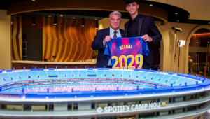 Presidente do Barcelona Juan Laporta e Marc Bernal, durante assinatura de renovação de contrato do meio-campista com o clube catalão
