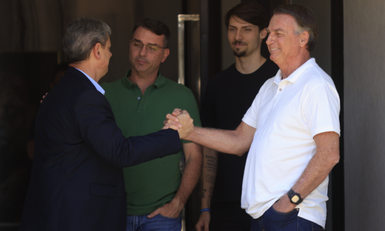 Governador de São Paulo, Tarcísio de Freitas, visita o ex-presidente Jair Bolsonaro